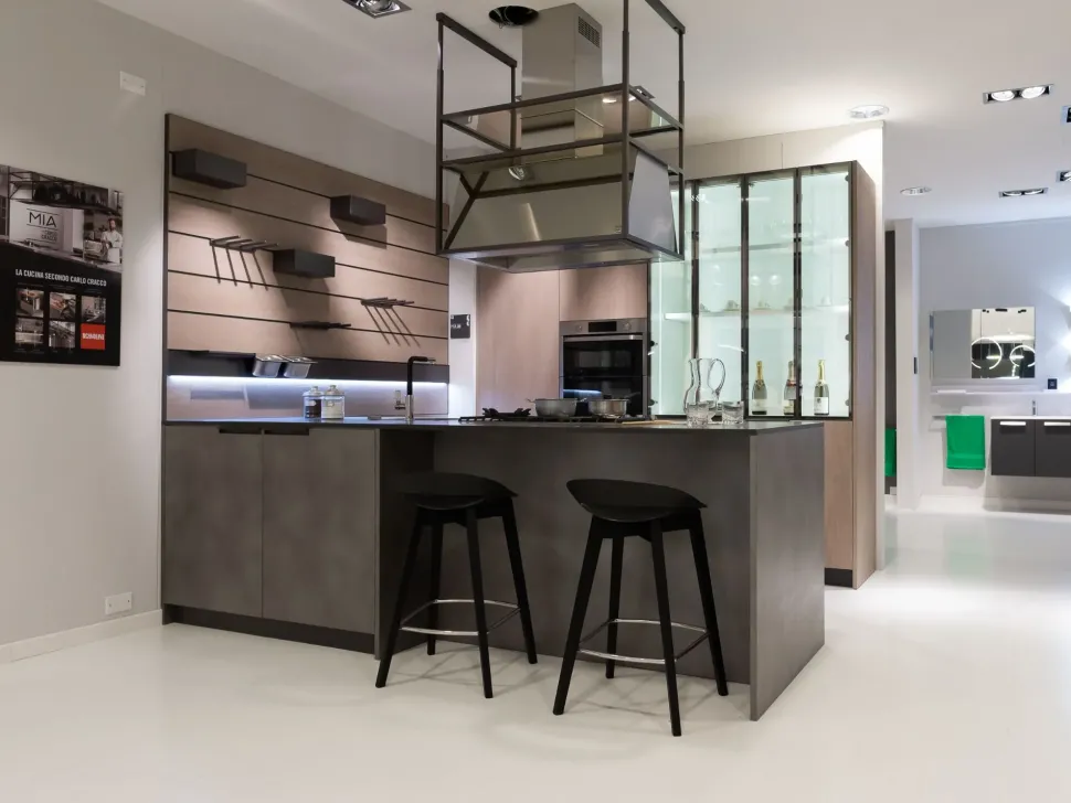 Cucina moderna grigio Scavolini con penisola Mia scontata