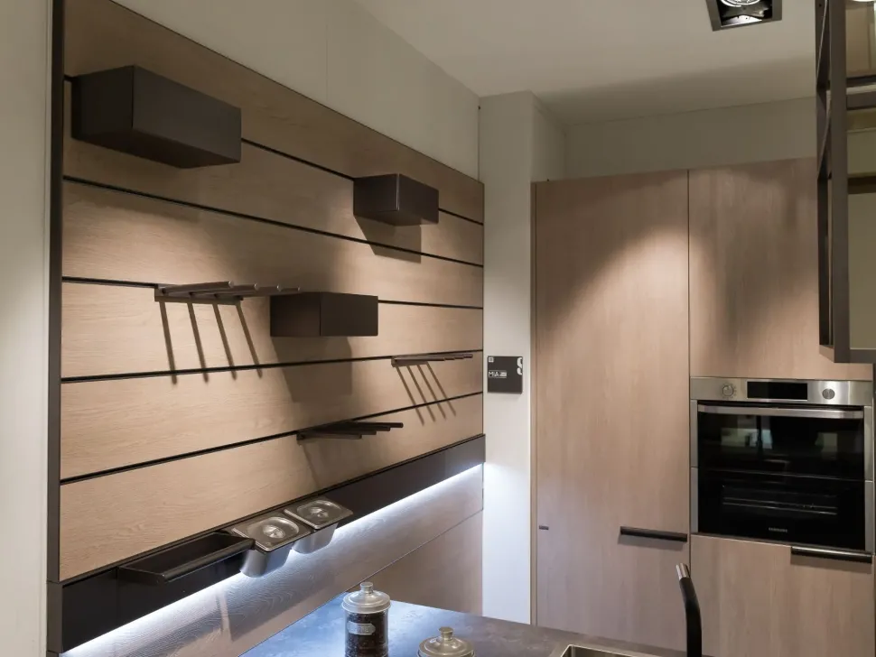 Cucina moderna grigio Scavolini con penisola Mia scontata