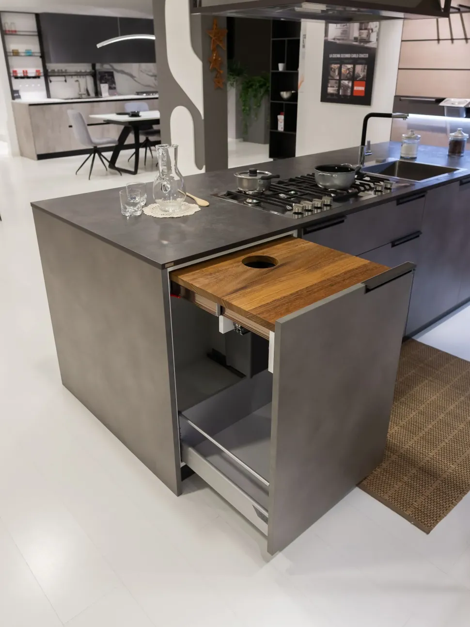 Cucina moderna grigio Scavolini con penisola Mia scontata
