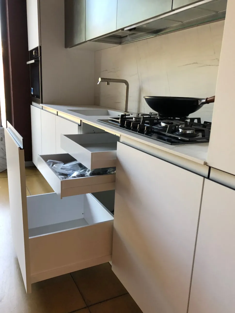 Cucina Nova cucina design lineare bianca in laccato opaco Smart