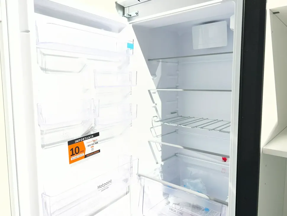 Cucina pop moderna bianca Mobilturi con isola scontata 61%