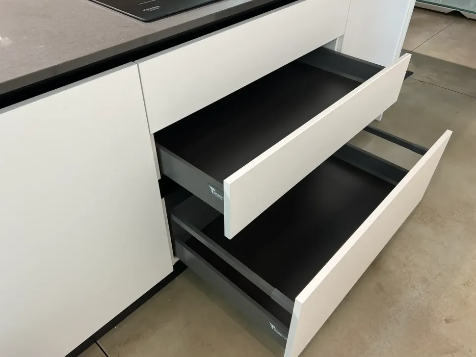 Cucina pop moderna bianca Mobilturi con isola scontata 61%