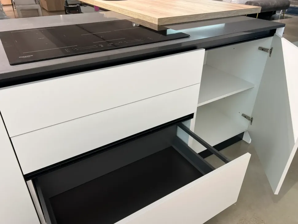 Cucina pop moderna bianca Mobilturi con isola scontata 61%