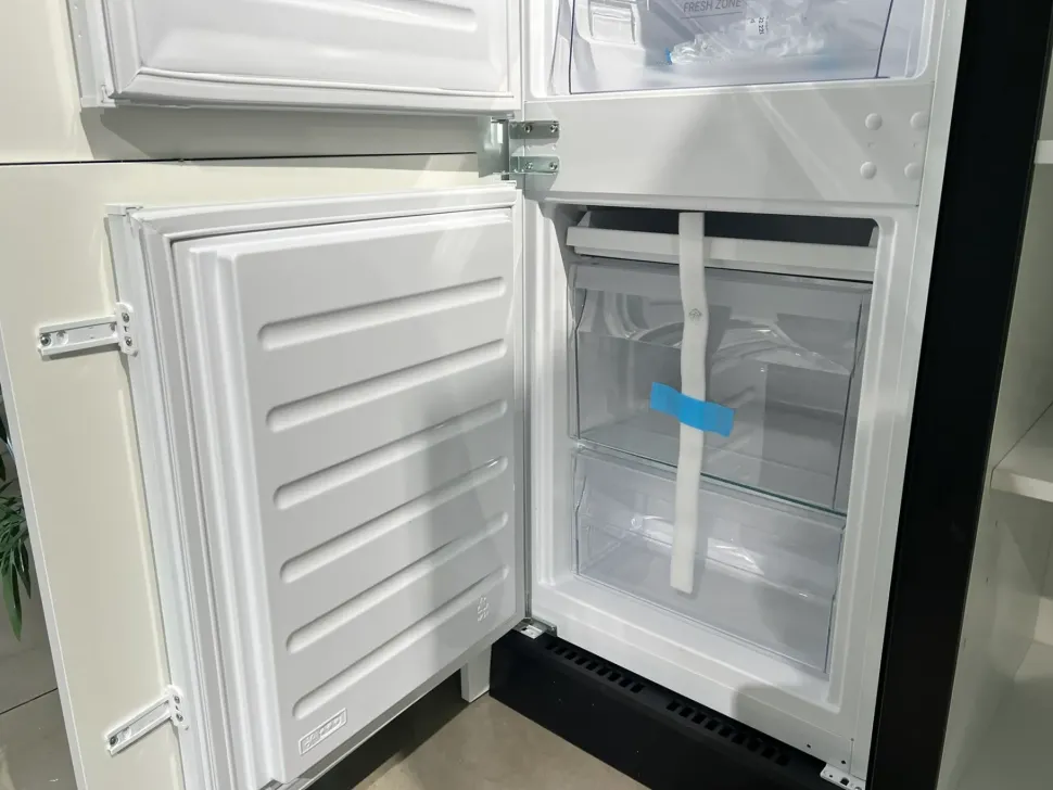 Cucina pop moderna bianca Mobilturi con isola scontata 61%