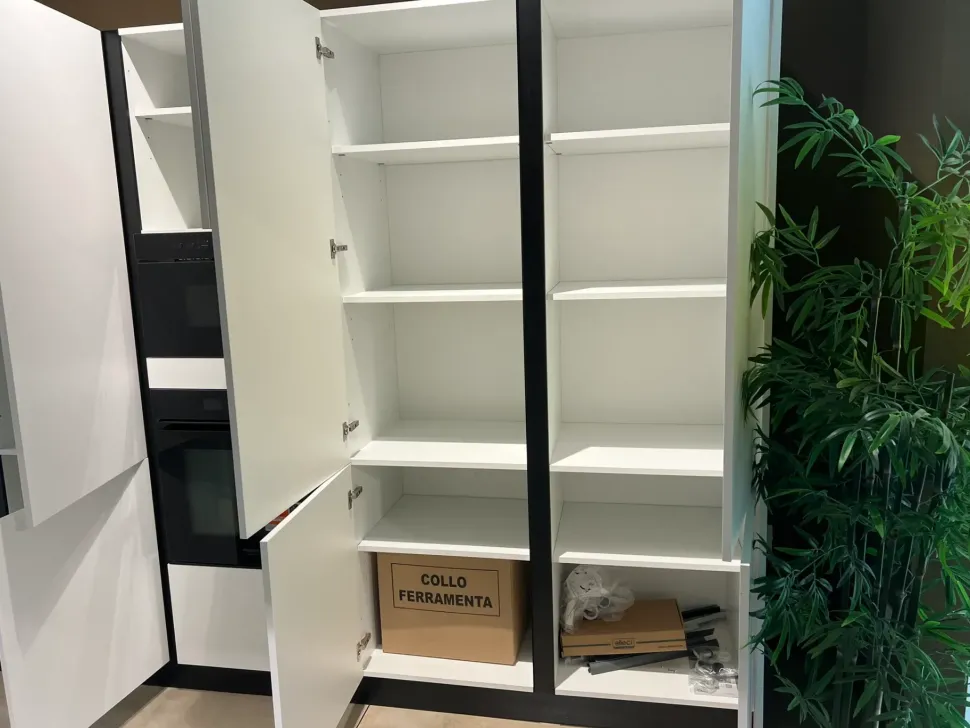 Cucina pop moderna bianca Mobilturi con isola scontata 61%