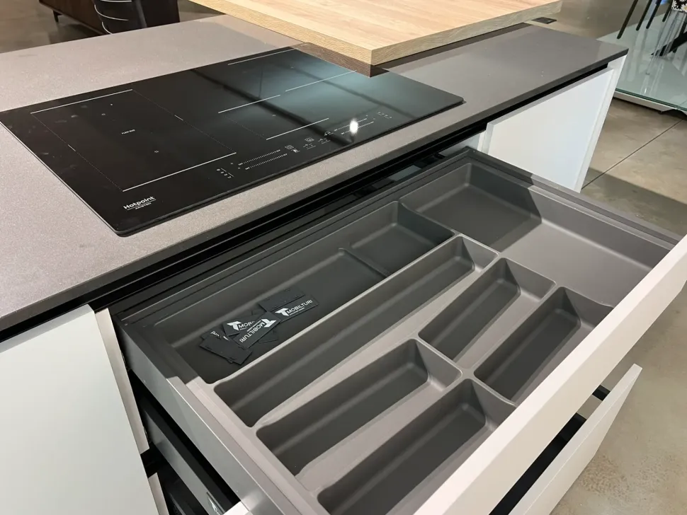 Cucina pop moderna bianca Mobilturi con isola scontata 61%