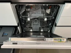 Cucina pop moderna bianca Mobilturi con isola scontata 61%