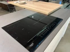 Cucina pop moderna bianca Mobilturi con isola scontata 61%