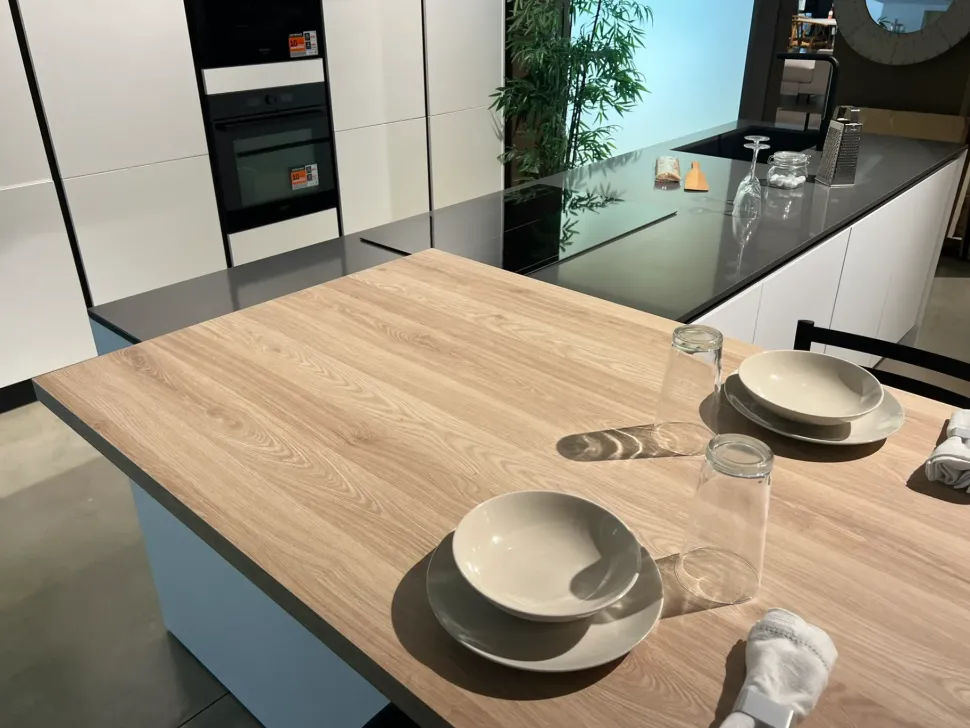 Cucina pop moderna bianca Mobilturi con isola scontata 61%