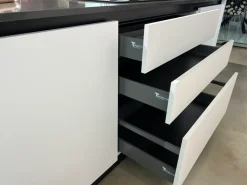 Cucina pop moderna bianca Mobilturi con isola scontata 61%