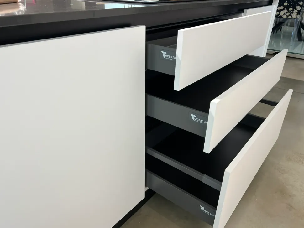 Cucina pop moderna bianca Mobilturi con isola scontata 61%