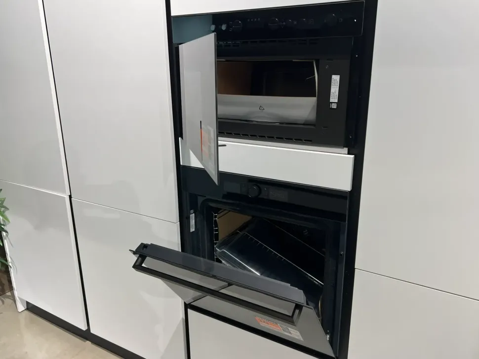 Cucina pop moderna bianca Mobilturi con isola scontata 61%