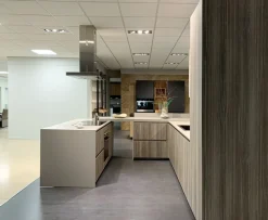 Cucina rovere chiaro moderna con penisola Ak project Arrital