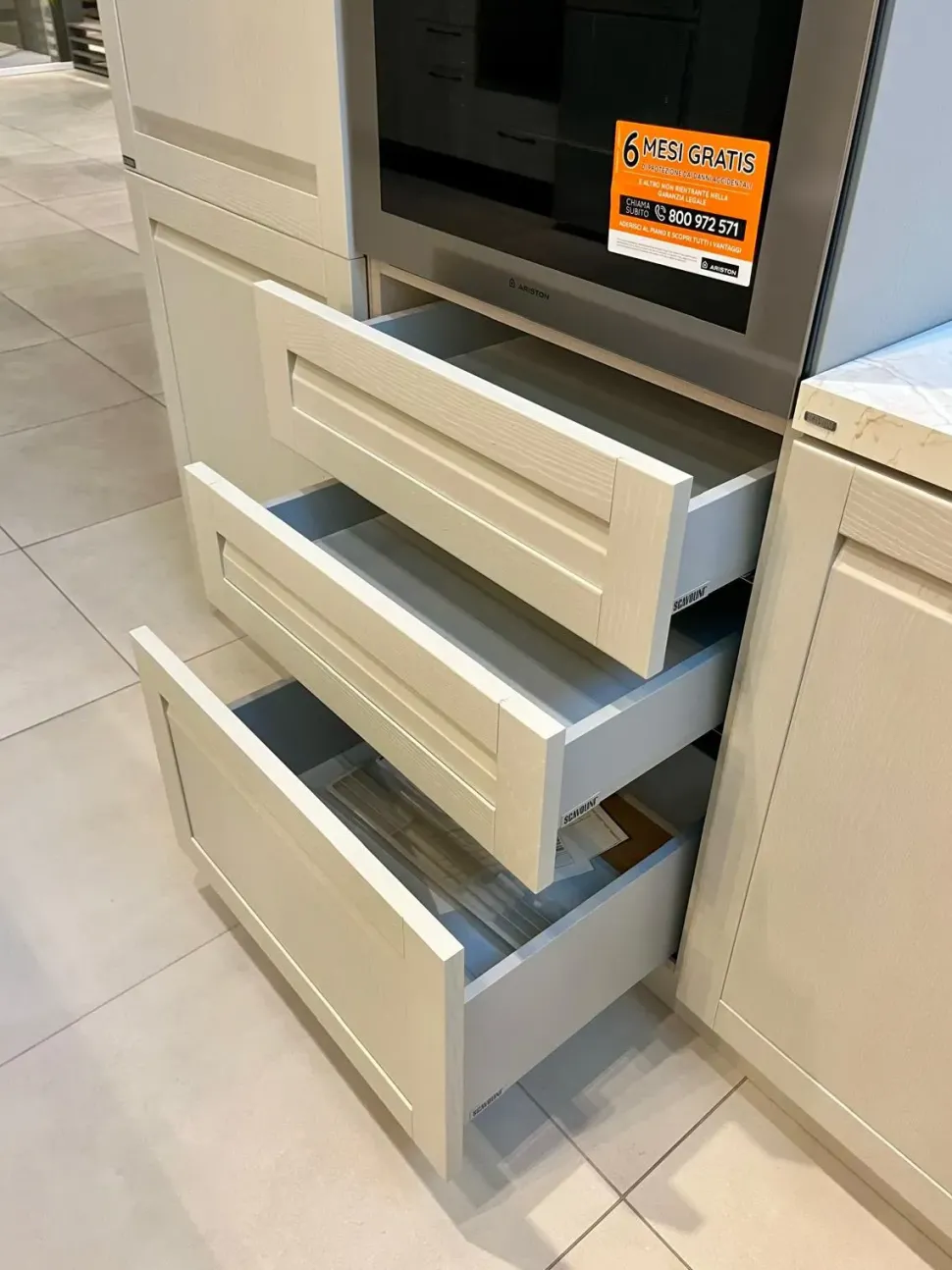 Cucina Scavolini classica ad angolo altri colori in laminato opaco Carattere