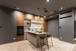 Cucina Scavolini design con penisola tortora in laminato materico Mira