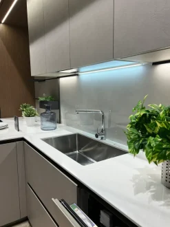 Cucina Scavolini design con penisola tortora in laminato materico Mira