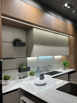 Cucina Scavolini design con penisola tortora in laminato materico Mira