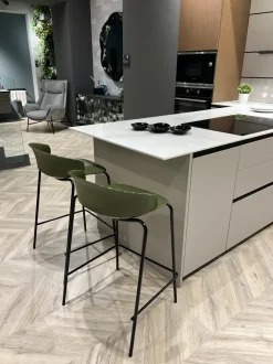 Cucina Scavolini design con penisola tortora in laminato materico Mira