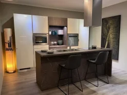 Cucina Scavolini moderna con isola bianca in laccata lucido Scenery