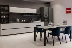 Cucina Scavolini moderna lineare bianca in laminato opaco Delinea