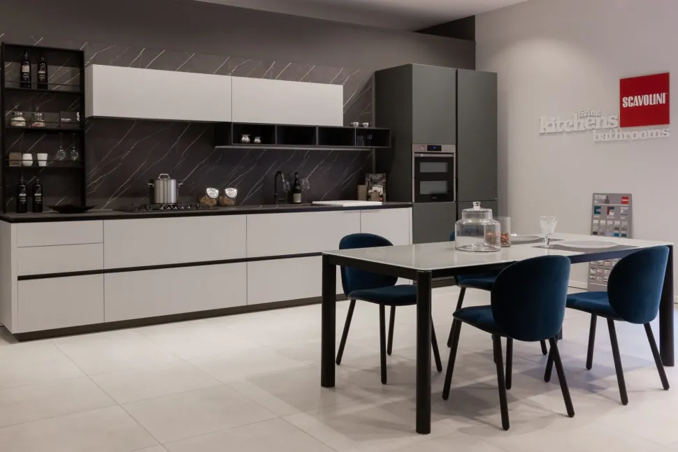 Cucina Scavolini moderna lineare bianca in laminato opaco Delinea