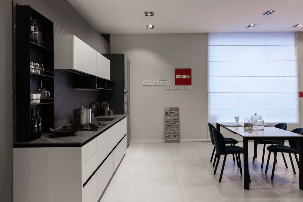 Cucina Scavolini moderna lineare bianca in laminato opaco Delinea