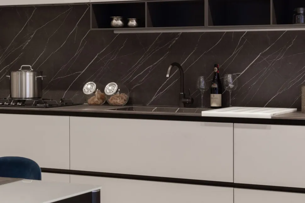Cucina Scavolini moderna lineare bianca in laminato opaco Delinea