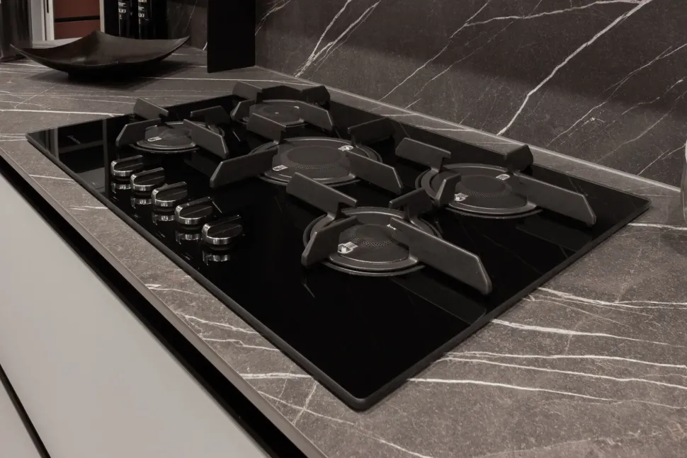 Cucina Scavolini moderna lineare bianca in laminato opaco Delinea