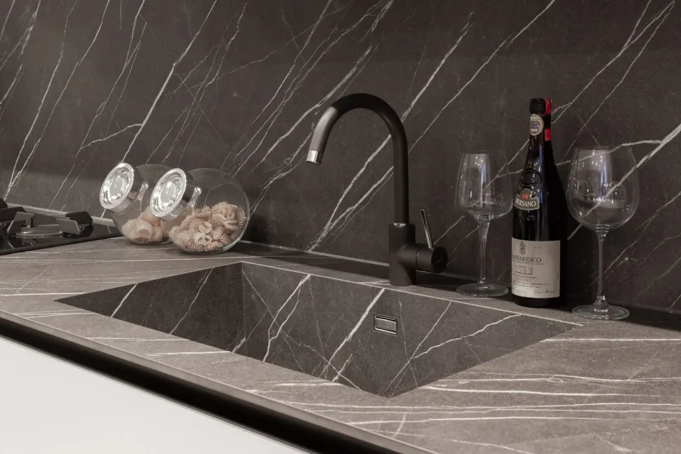 Cucina Scavolini moderna lineare bianca in laminato opaco Delinea