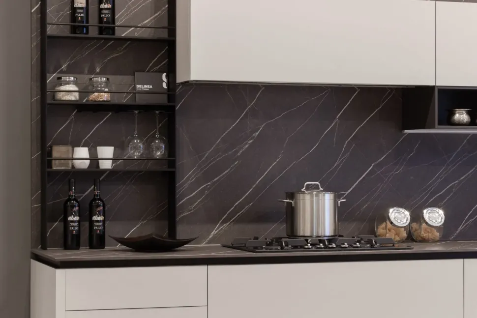 Cucina Scavolini moderna lineare bianca in laminato opaco Delinea