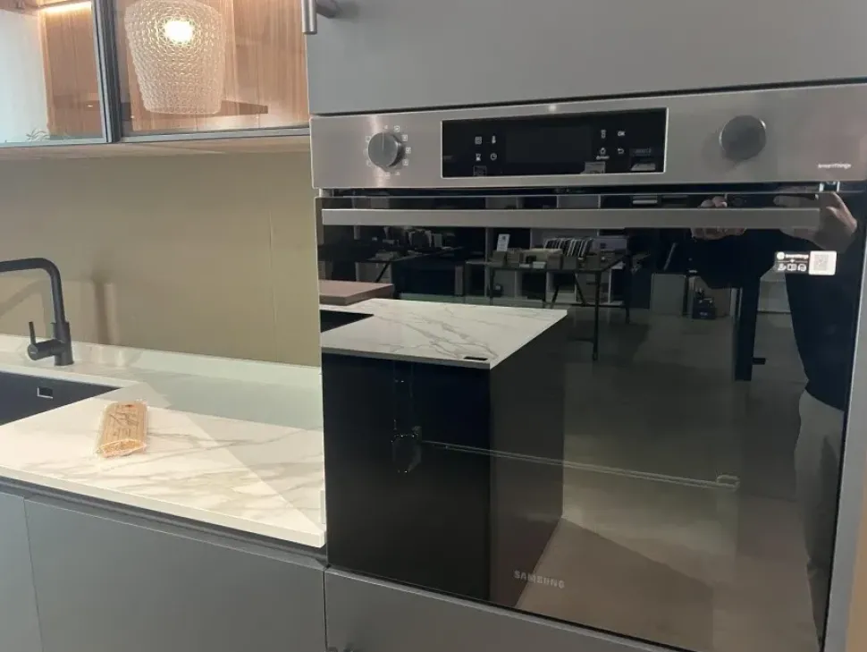 Cucina Stosa moderna con isola altri colori in laccata opaco Metropolis