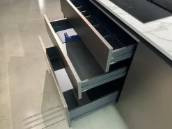 Cucina Stosa moderna con isola altri colori in laccata opaco Metropolis