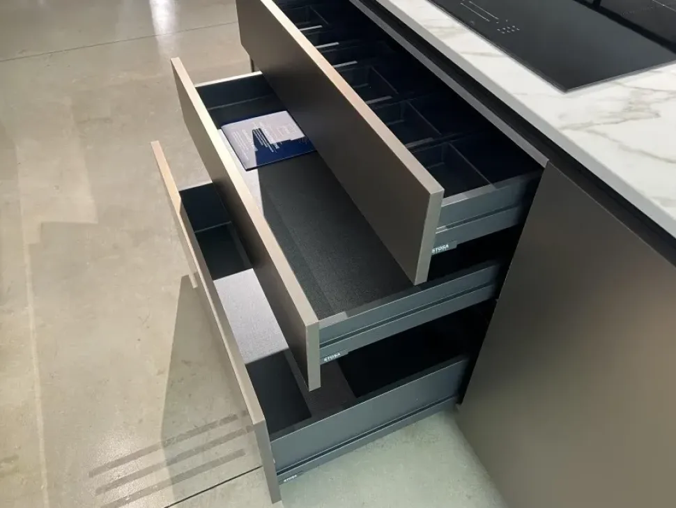 Cucina Stosa moderna con isola altri colori in laccata opaco Metropolis