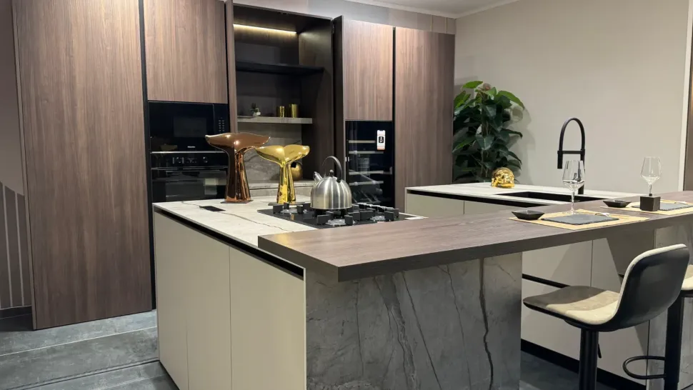 Cucina tortora design con isola Bluna Binova a soli 21900 Euro