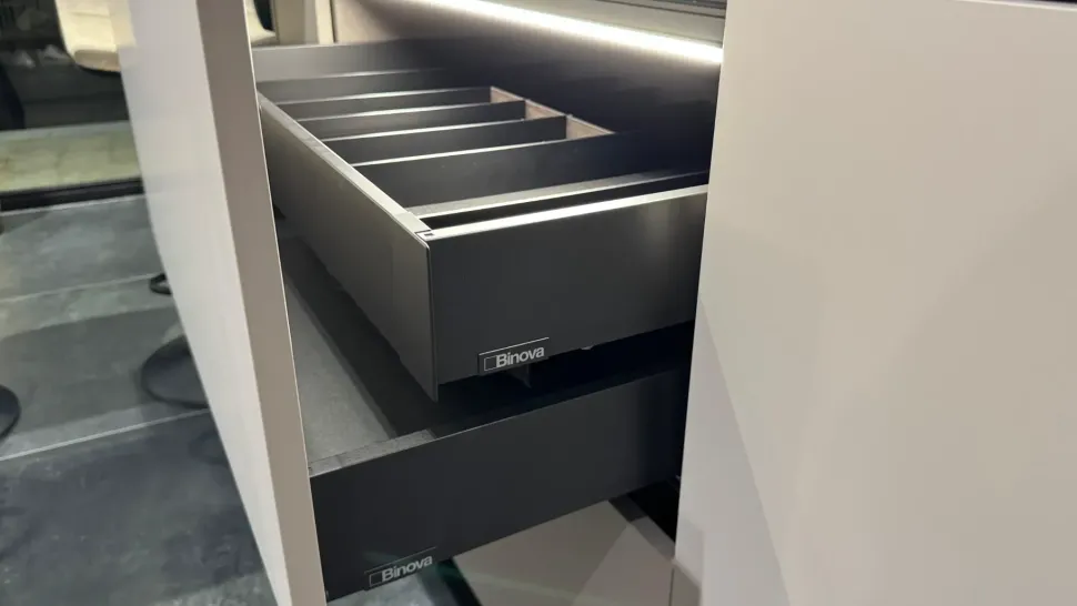 Cucina tortora design con isola Bluna Binova a soli 21900 Euro