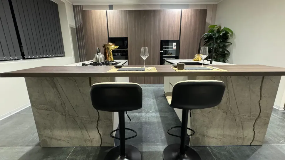 Cucina tortora design con isola Bluna Binova a soli 21900 Euro