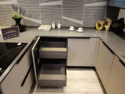 Cucina tortora design con penisola Tratto Arredo3 scontata