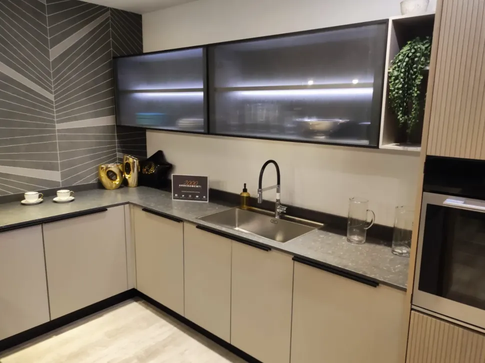 Cucina tortora design con penisola Tratto Arredo3 scontata