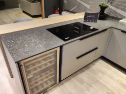 Cucina tortora design con penisola Tratto Arredo3 scontata