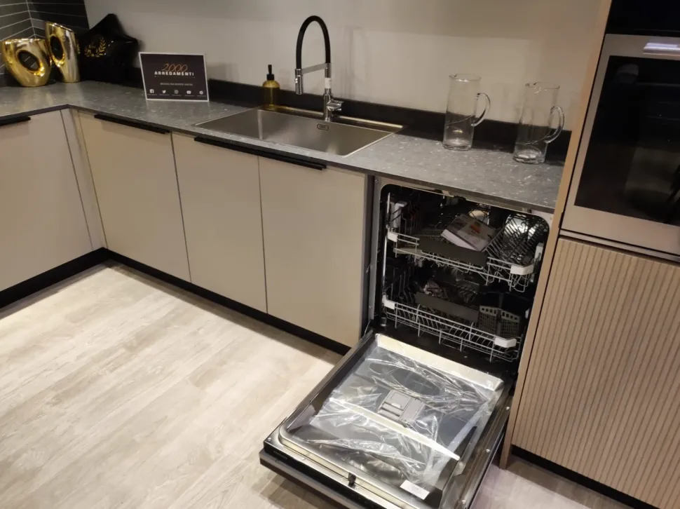 Cucina tortora design con penisola Tratto Arredo3 scontata