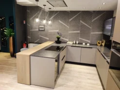 Cucina tortora design con penisola Tratto Arredo3 scontata
