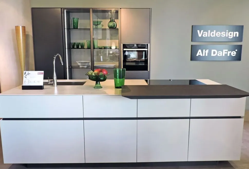 Cucina tortora moderna con isola Valdesign Logica 2.2 soho a soli 12006 Euro