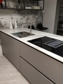 Cucina tortora moderna con penisola Xl Giemme in Offerta Outlet