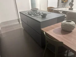 Cucina Valdesign moderna con isola grigia in nobilitato Logica valdesign