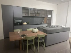 Cucina Valdesign moderna con isola grigia in nobilitato Logica valdesign