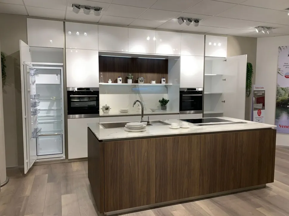 Cucina Veneta cucine moderna con isola bianca in laccata lucido Lounge
