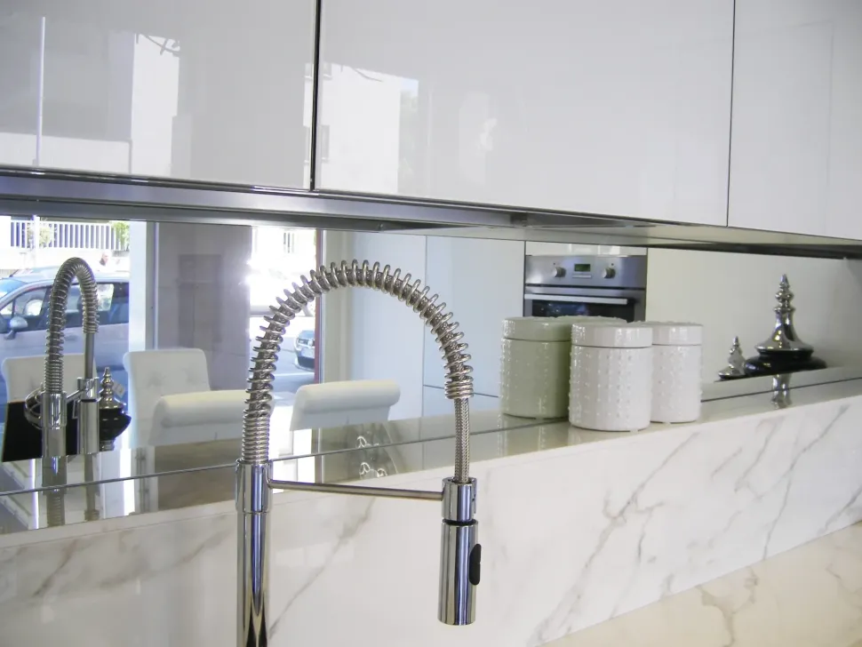 Cucina Vetro design bianca Arredo3 lineare scontata 38%