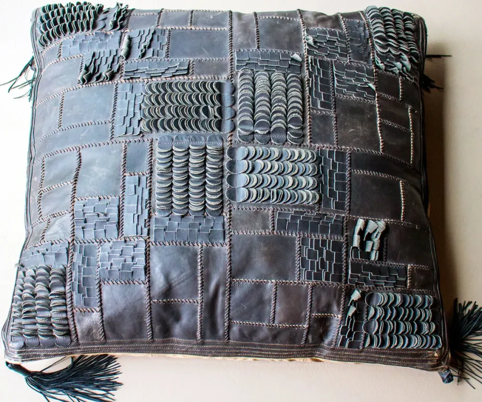 Cuscini divano Cuscino pelle quadrato con frappe e patchwork in Cotone di Pacha mama a prezzi davvero convenienti