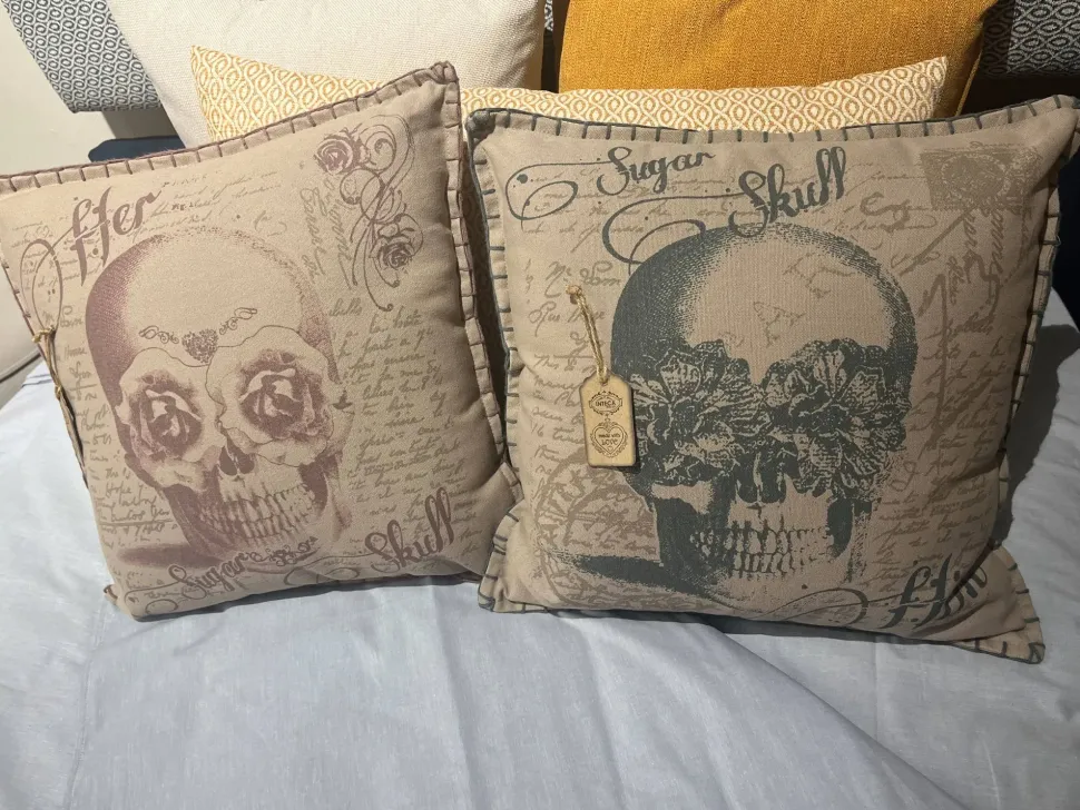 Cuscini divano modello Shabby sugar skull della firma Collezione esclusiva a prezzi outlet