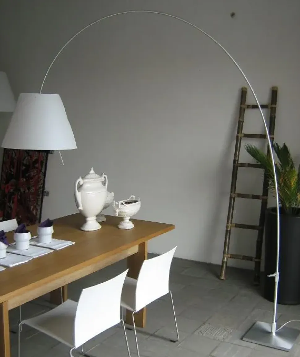 Da terra in metallo Costanza lady lampada da terra Luceplan in Offerta Outlet